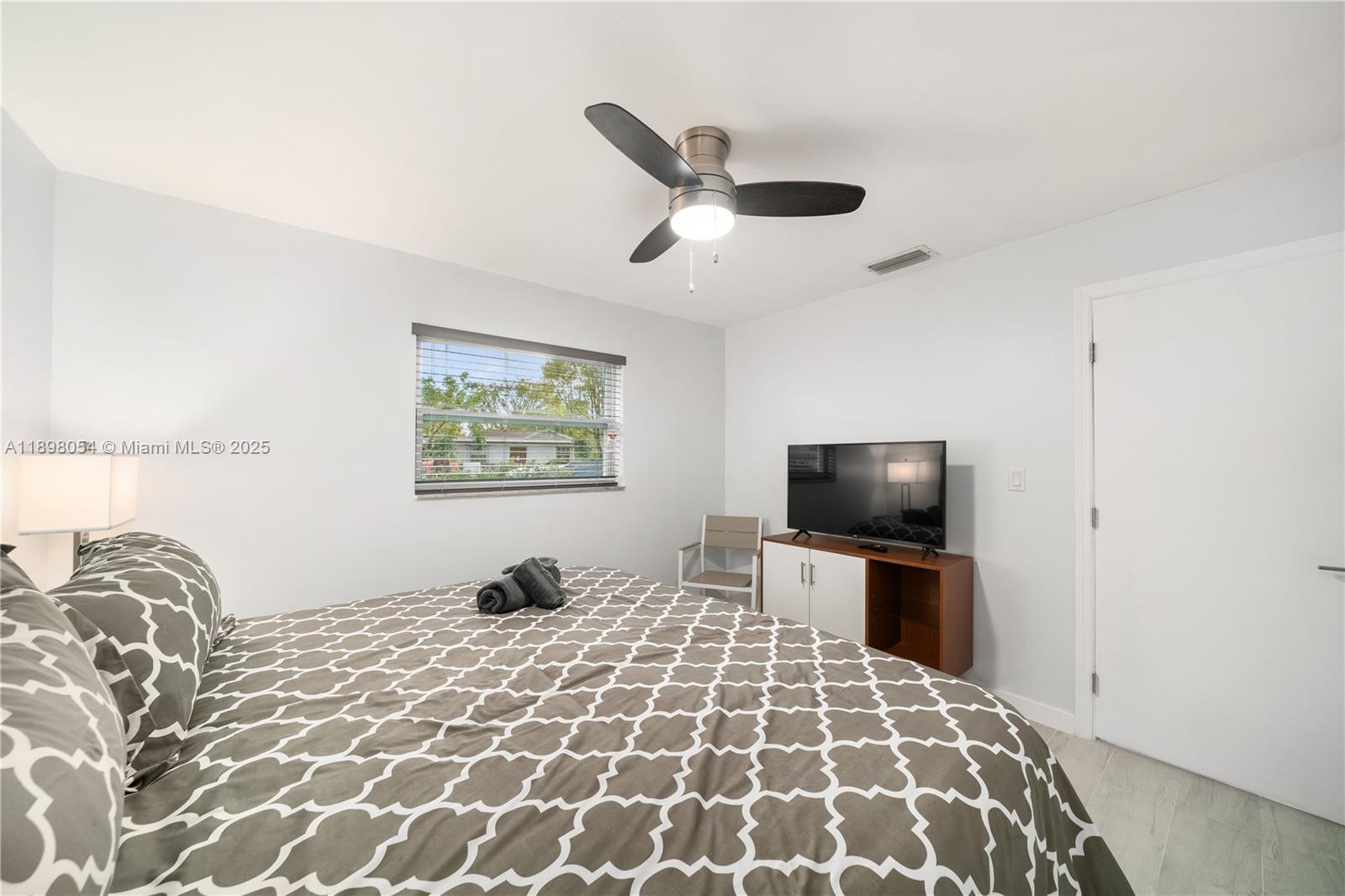 See details / 1816 sq. ft. $ 2025-10-17 0 Photo