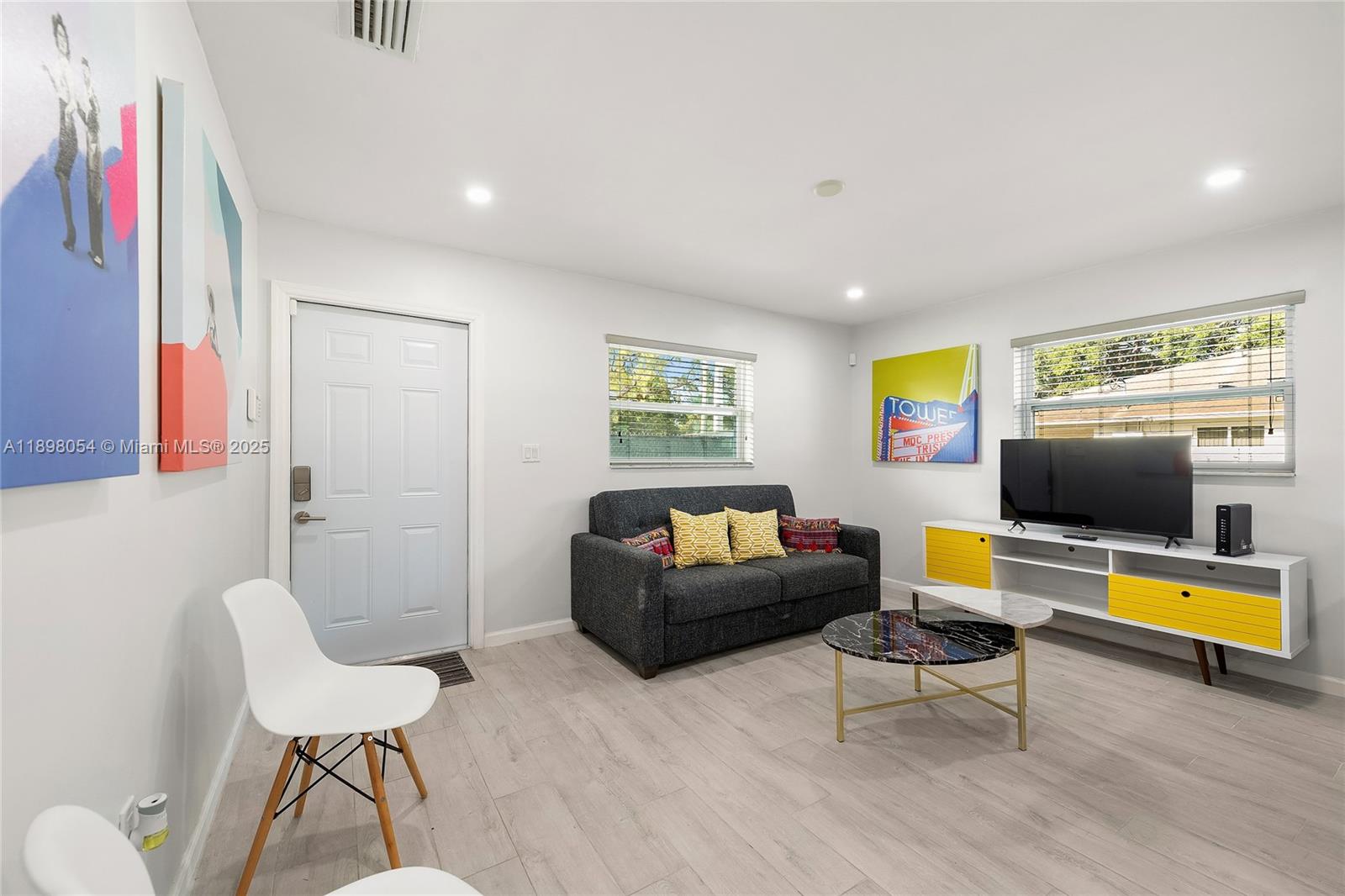 See details / 1816 sq. ft. $ 2025-10-17 0 Photo