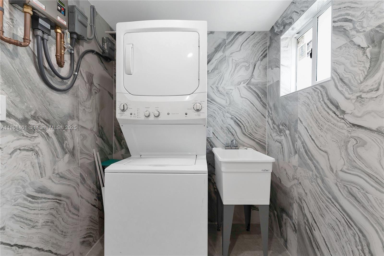 Ver detalles / 2047 sq. ft. $ 2025-10-17 0 foto