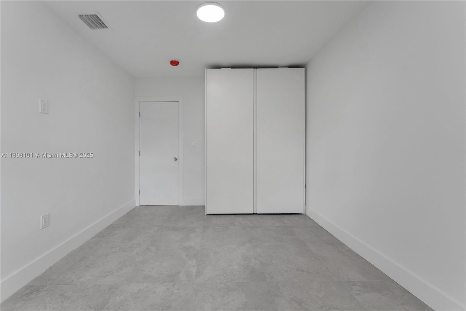 Ver detalles / 2047 sq. ft. $ 2025-10-17 0 foto