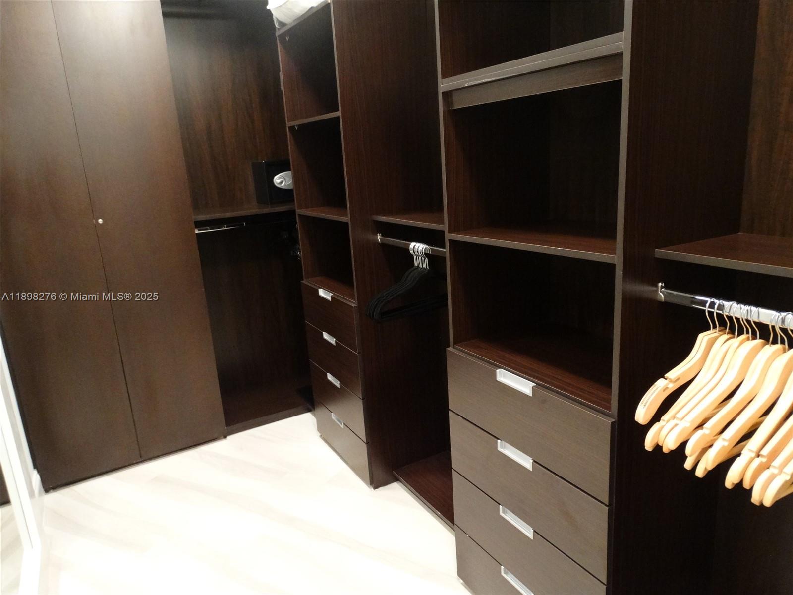 See details 3907 3 / 3 2106 sq. ft. $ 2025-10-17 0 Photo