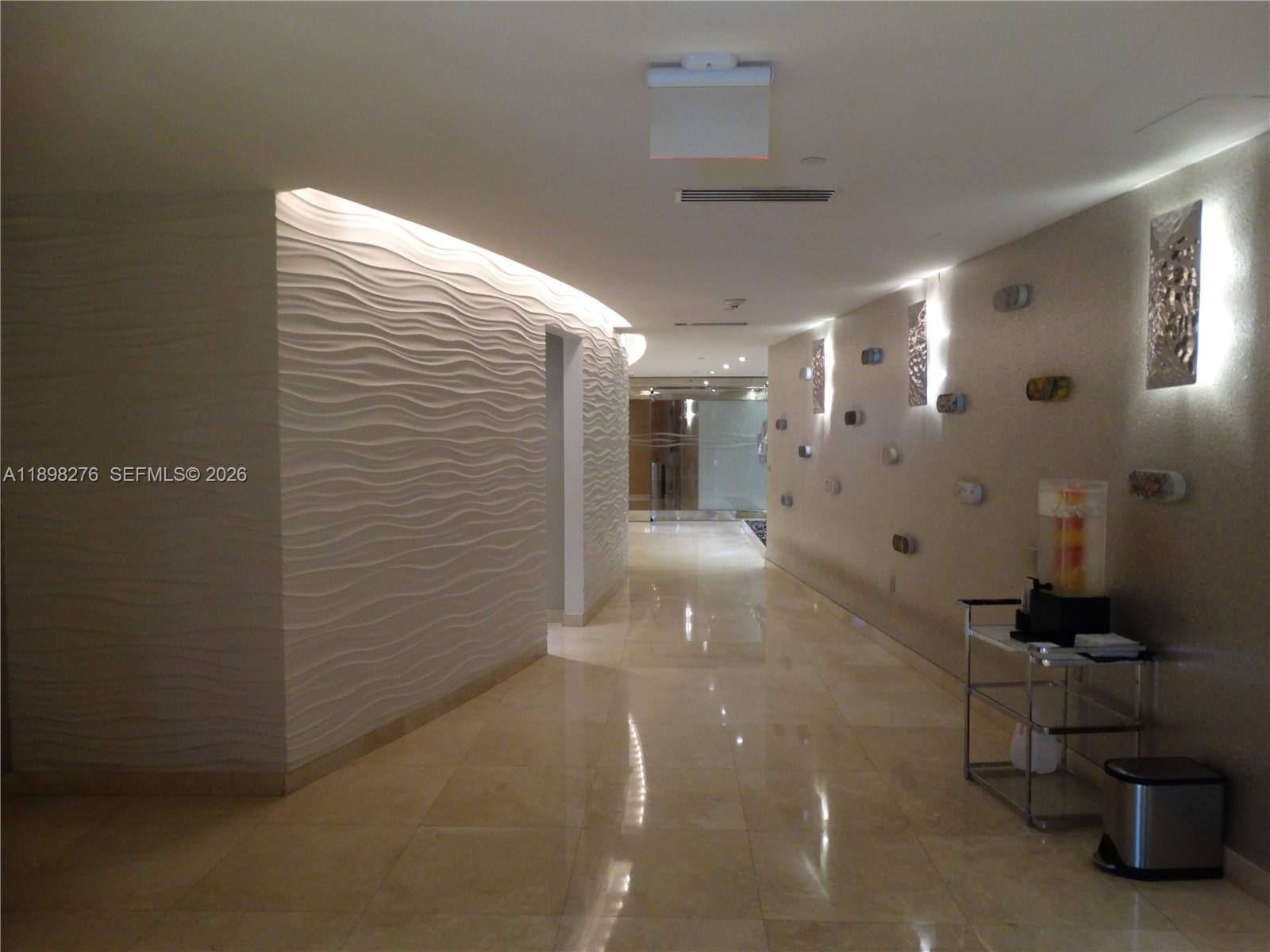 Подробнее 3907 3 / 3 2106 кв.футов $ 2025-10-17 0 Фото