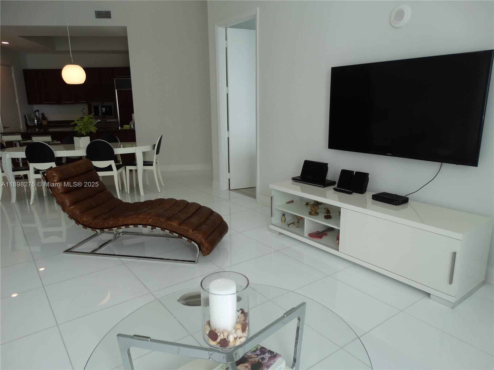 See details 3907 3 / 3 2106 sq. ft. $ 2025-10-17 0 Photo