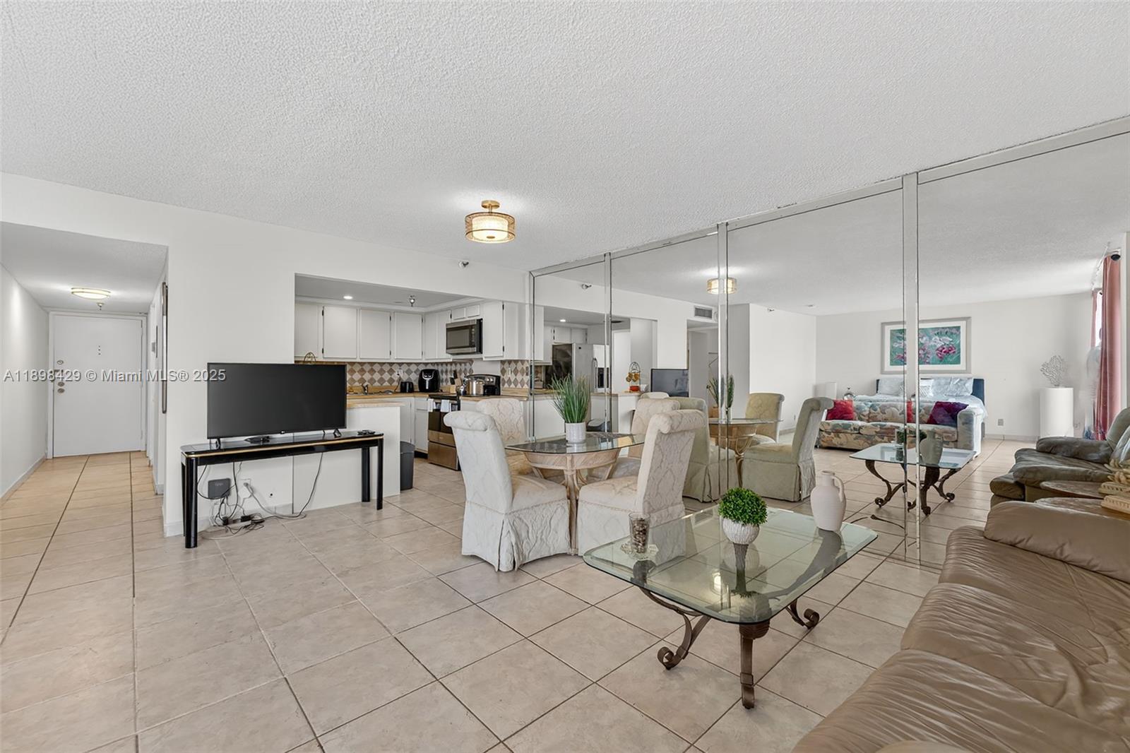 See details 1415 0 / 1 732 sq. ft. $ 2025-10-18 0 Photo