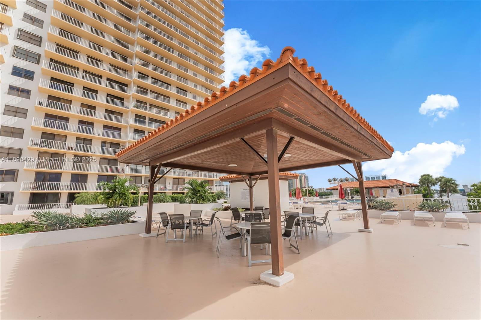 See details 1415 0 / 1 732 sq. ft. $ 2025-10-18 0 Photo