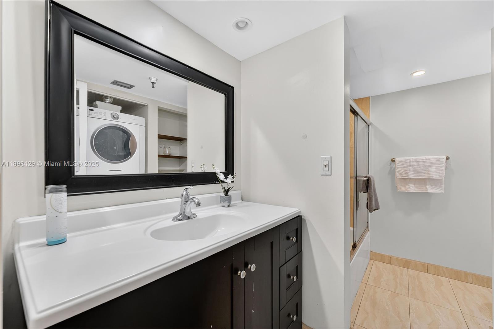 See details 1415 0 / 1 732 sq. ft. $ 2025-10-18 0 Photo