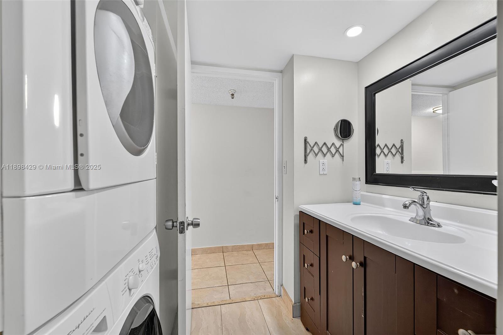 See details 1415 0 / 1 732 sq. ft. $ 2025-10-18 0 Photo
