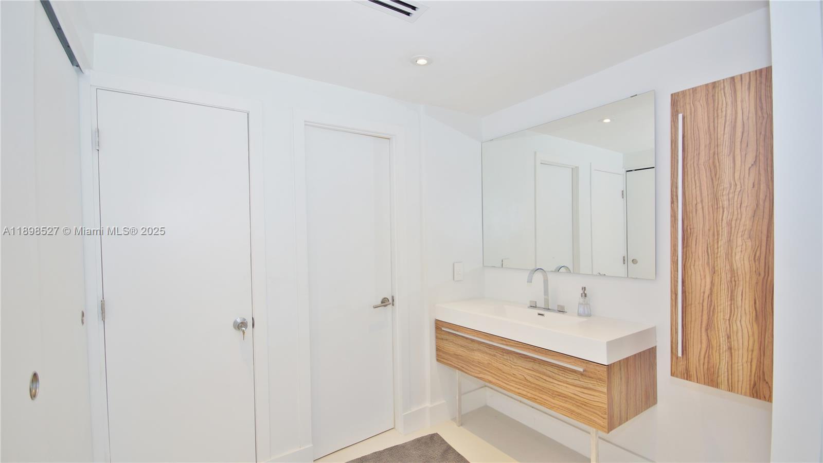 Ver detalles 308 2 / 2 1357 sq. ft. $ 2025-10-18 0 foto
