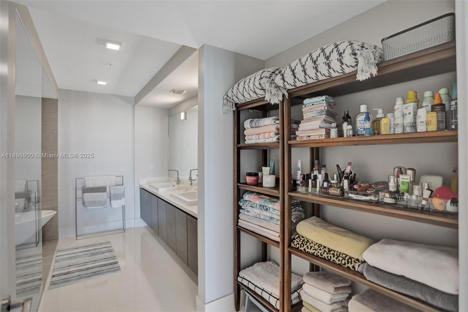 See details 4-903 2 / 3 1524 sq. ft. $ 2025-10-20 0 Photo