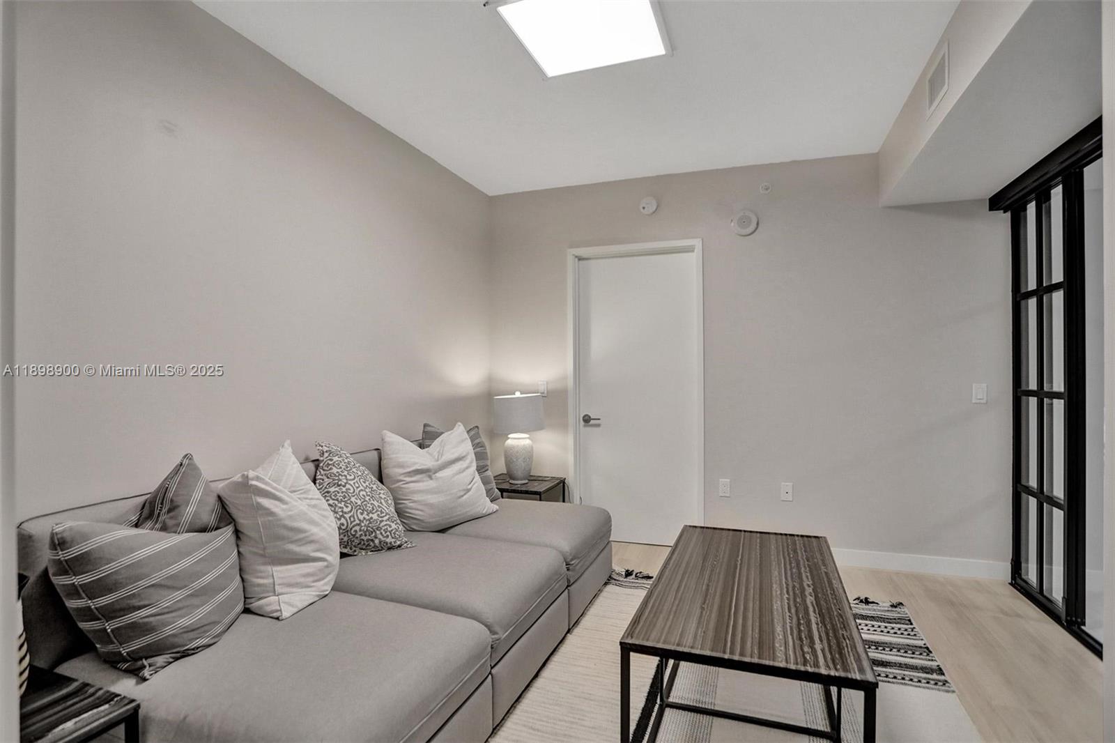 See details 4-903 2 / 3 1524 sq. ft. $ 2025-10-20 0 Photo