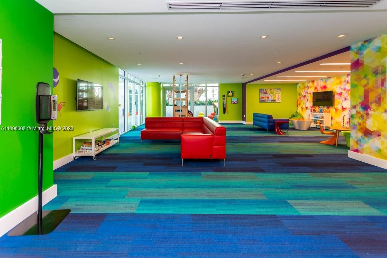 See details 4-903 2 / 3 1524 sq. ft. $ 2025-10-20 0 Photo