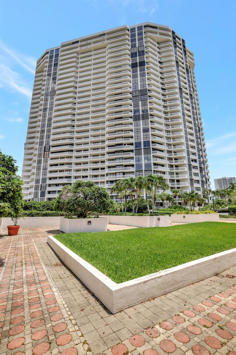 See details 302 3 / 2 1840 sq. ft. $ 2025-11-11 0 Photo