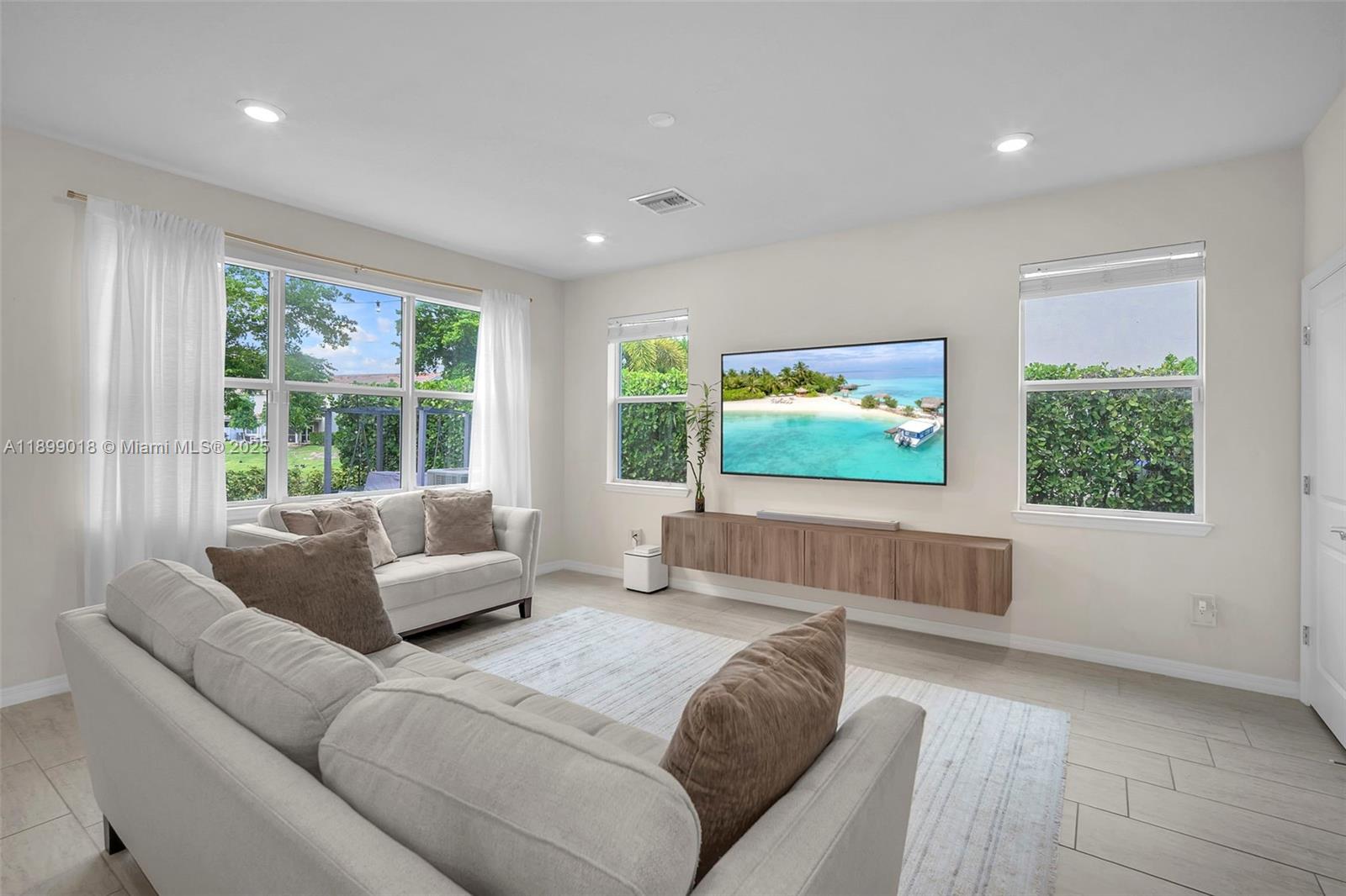 Ver detalles 1436 3 / 3 1906 sq. ft. $ 2025-10-20 0 foto