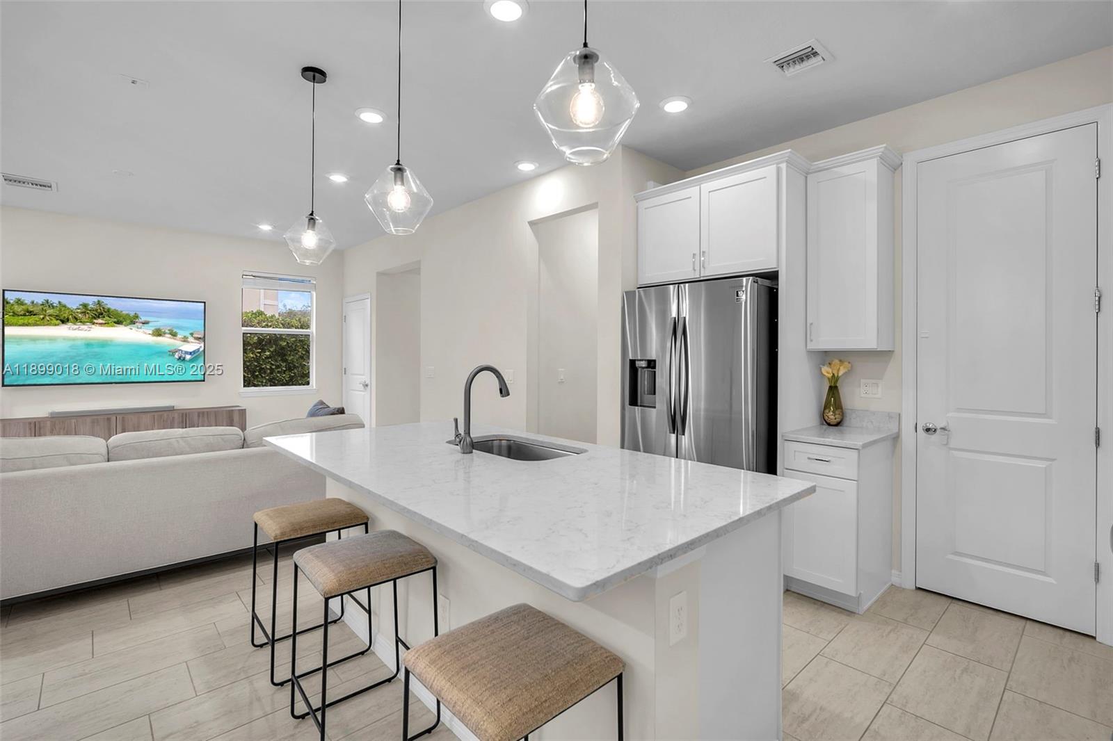 Ver detalles 1436 3 / 3 1906 sq. ft. $ 2025-10-20 0 foto