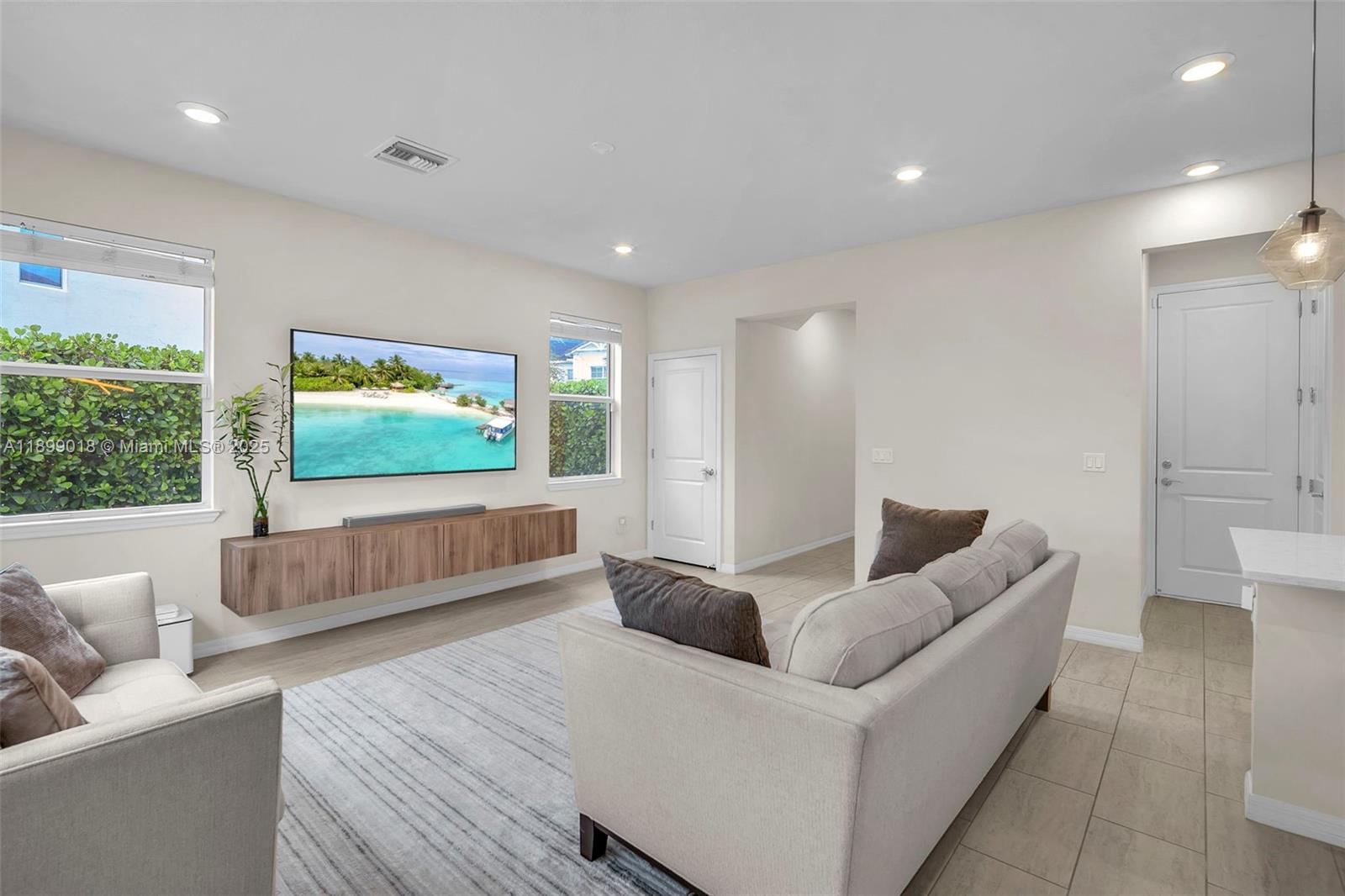 Ver detalles 1436 3 / 3 1906 sq. ft. $ 2025-10-20 0 foto