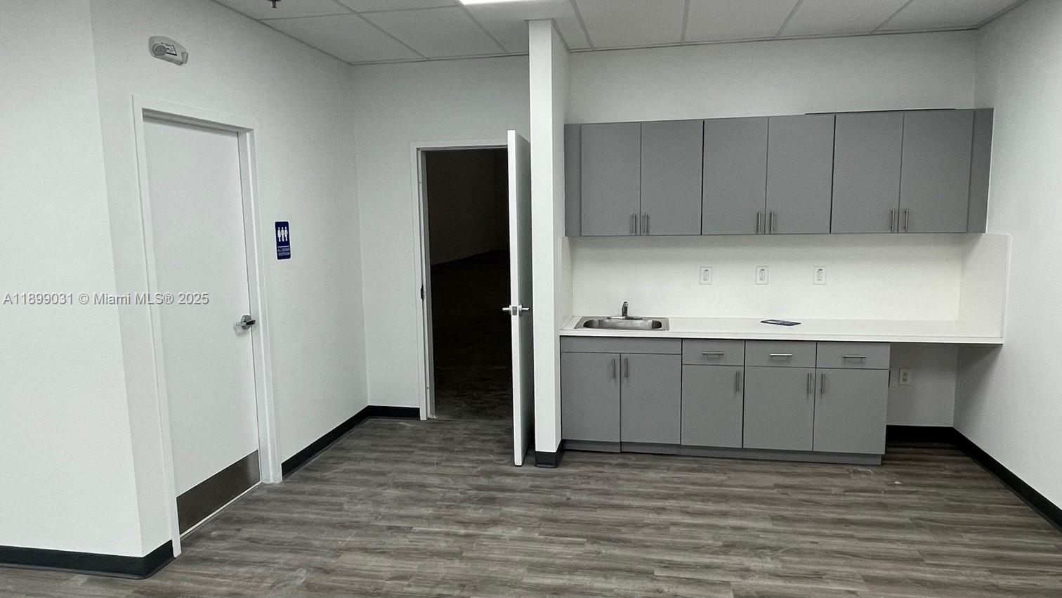 See details 3  /   sq. ft. $ 2025-10-20 0 Photo