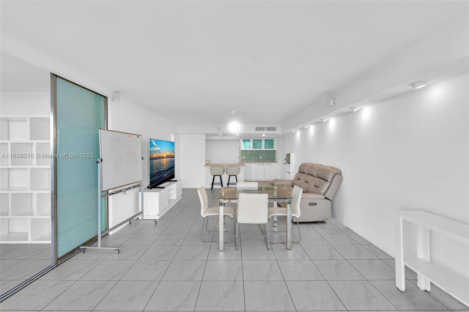 See details 2003 2 / 2 1206 sq. ft. $ 2025-10-20 0 Photo
