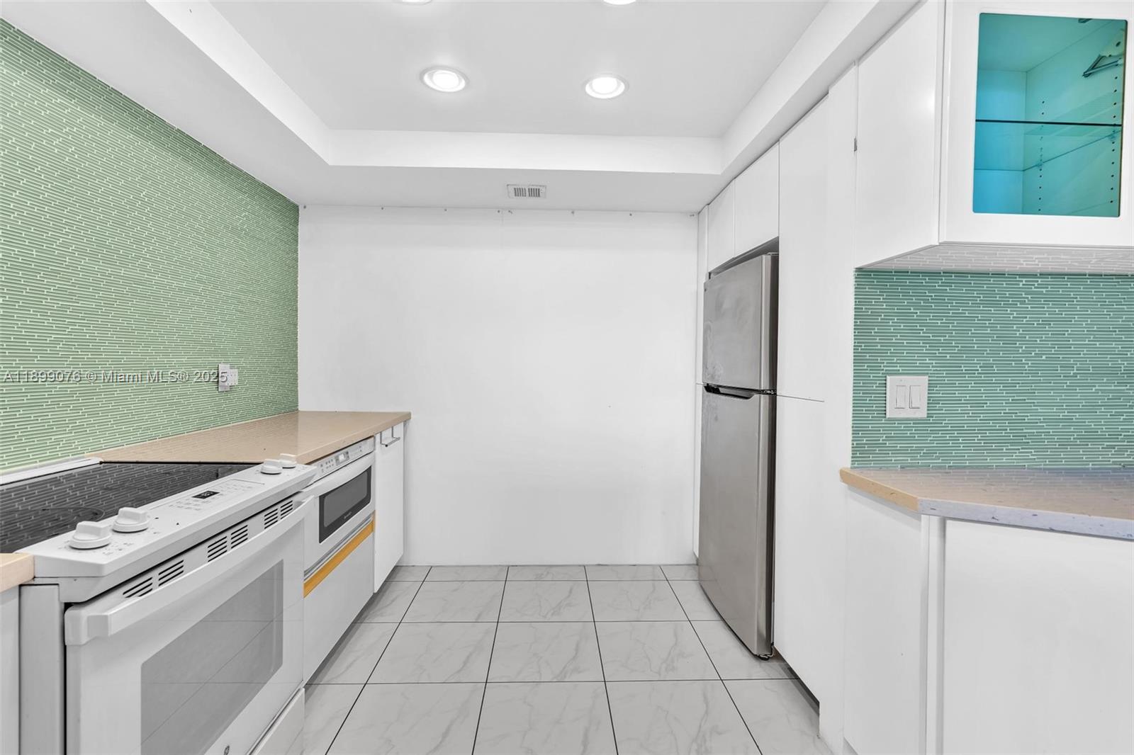 See details 2003 2 / 2 1206 sq. ft. $ 2025-10-20 0 Photo