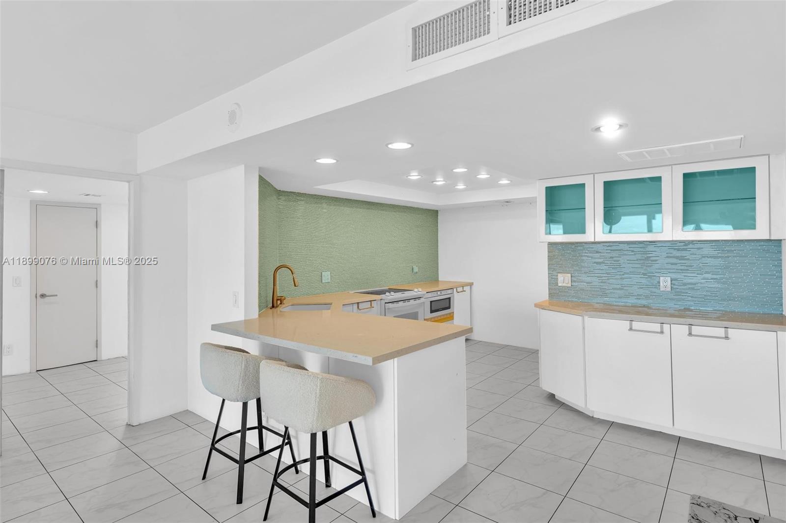 See details 2003 2 / 2 1206 sq. ft. $ 2025-10-20 0 Photo