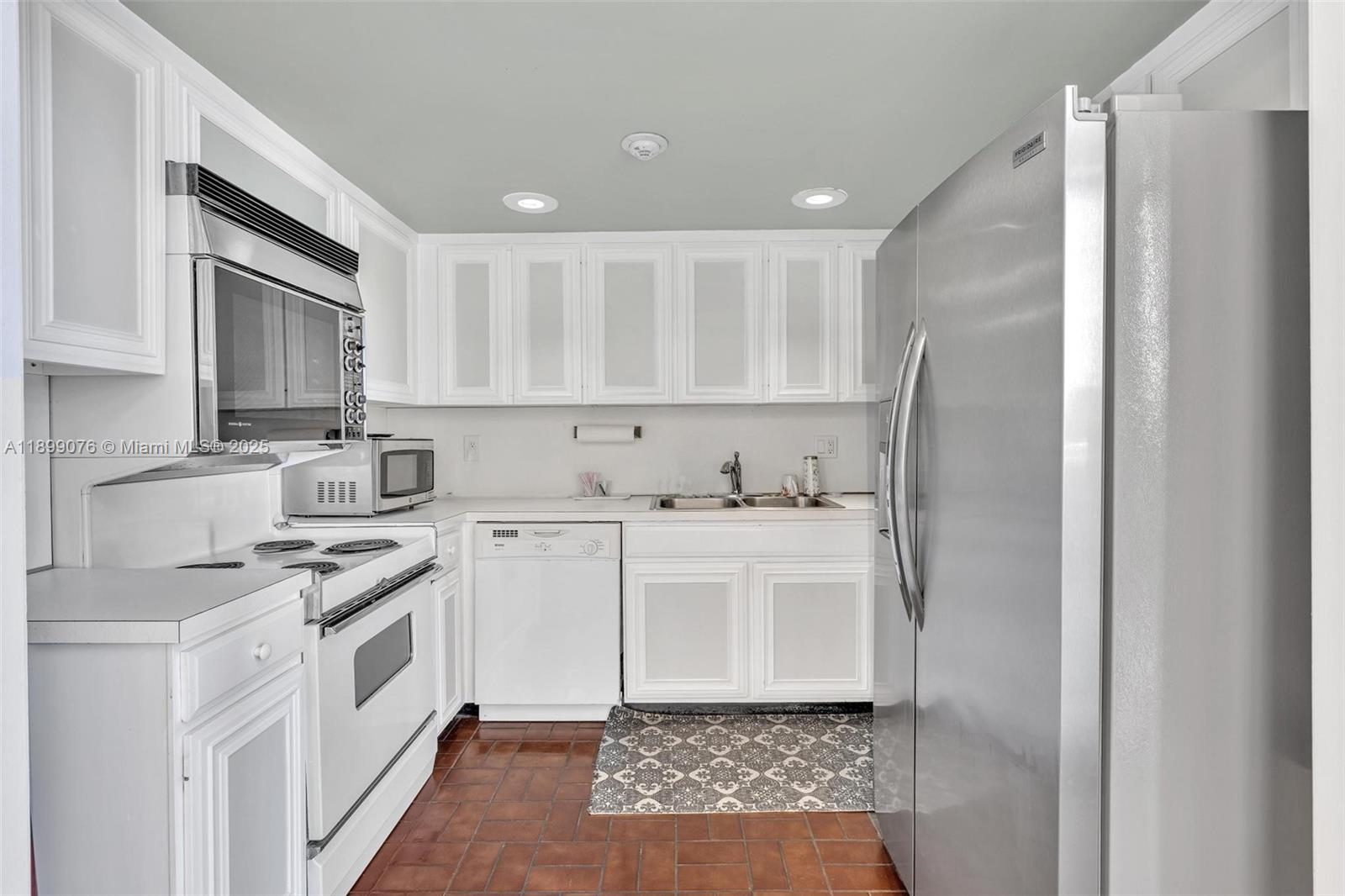 See details 2003 2 / 2 1206 sq. ft. $ 2025-10-20 0 Photo