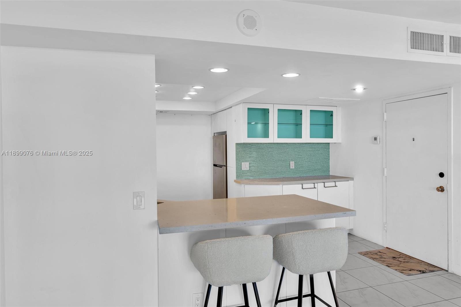 See details 2003 2 / 2 1206 sq. ft. $ 2025-10-20 0 Photo