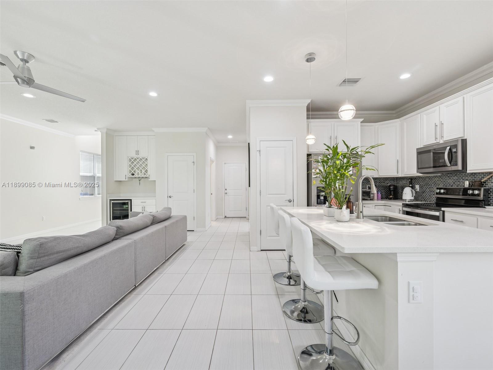 See details 4325 3 / 3 2423 sq. ft. $ 2025-10-20 0 Photo