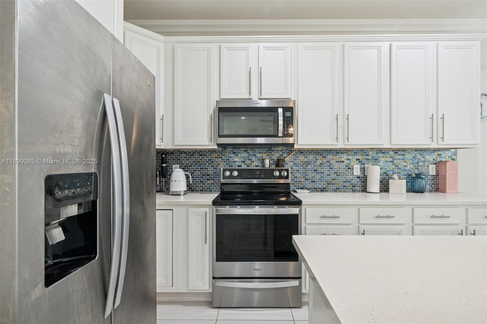 See details 4325 3 / 3 2423 sq. ft. $ 2025-10-20 0 Photo