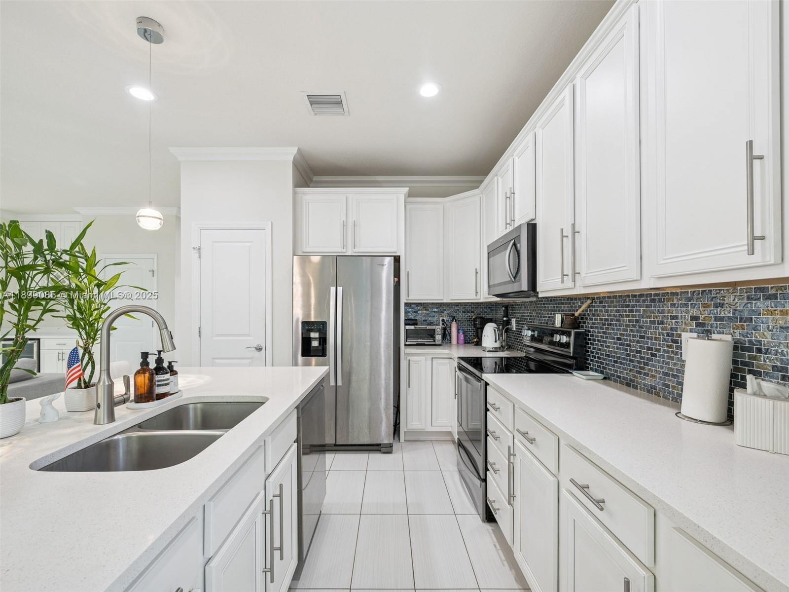 See details 4325 3 / 3 2423 sq. ft. $ 2025-10-20 0 Photo