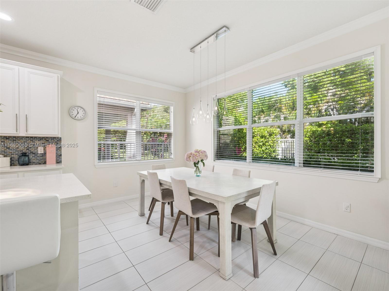 See details 4325 3 / 3 2423 sq. ft. $ 2025-10-20 0 Photo