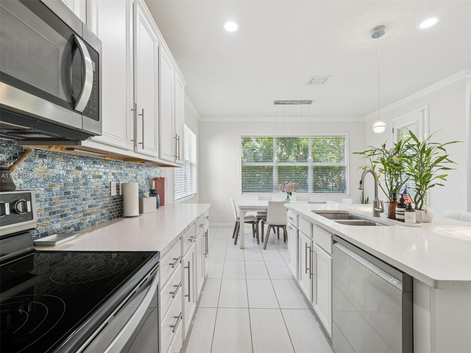 See details 4325 3 / 3 2423 sq. ft. $ 2025-10-20 0 Photo