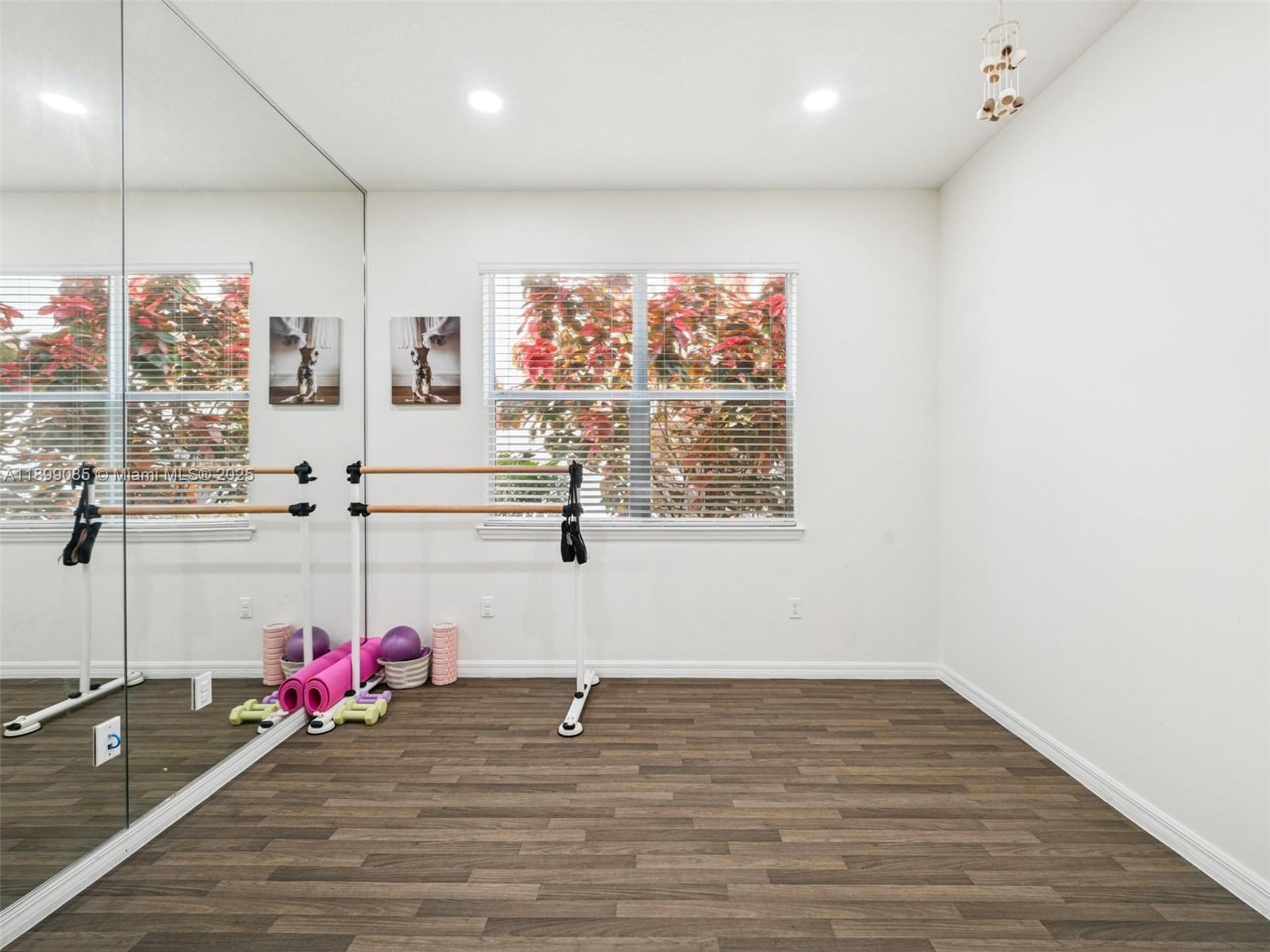 See details 4325 3 / 3 2423 sq. ft. $ 2025-10-20 0 Photo