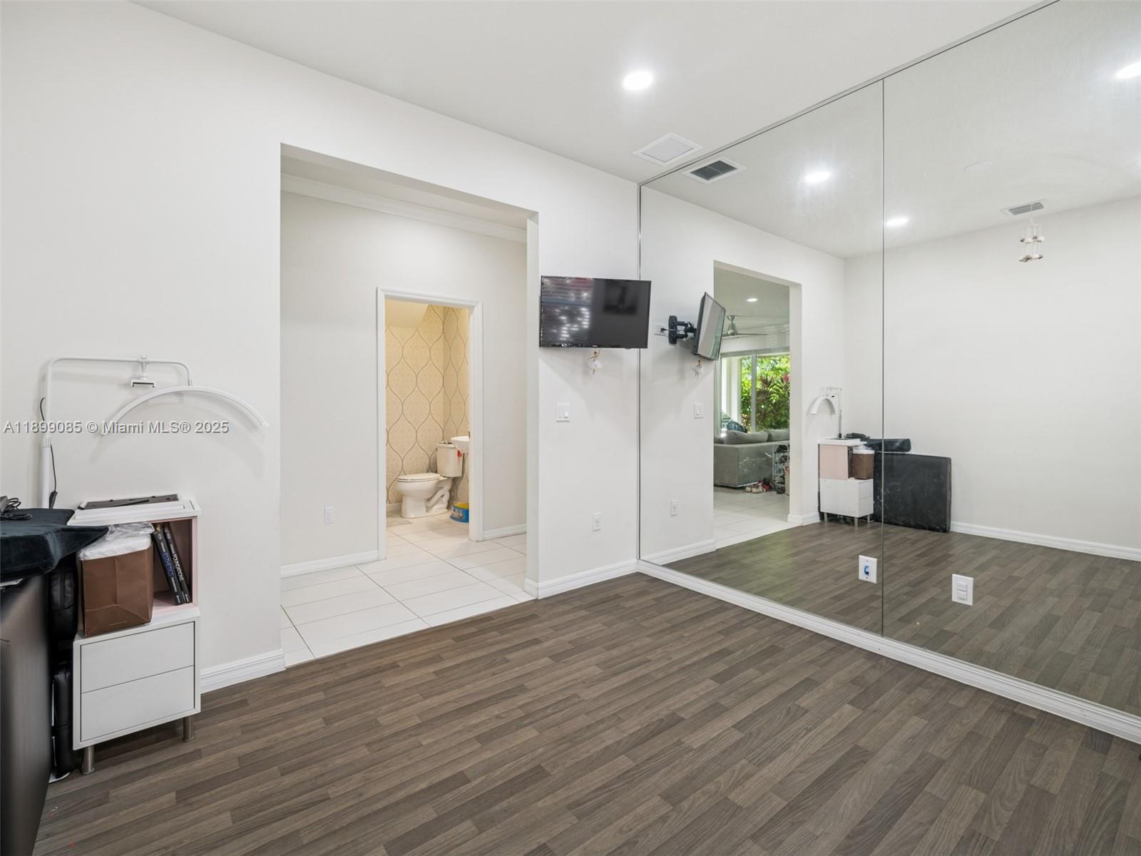 See details 4325 3 / 3 2423 sq. ft. $ 2025-10-20 0 Photo