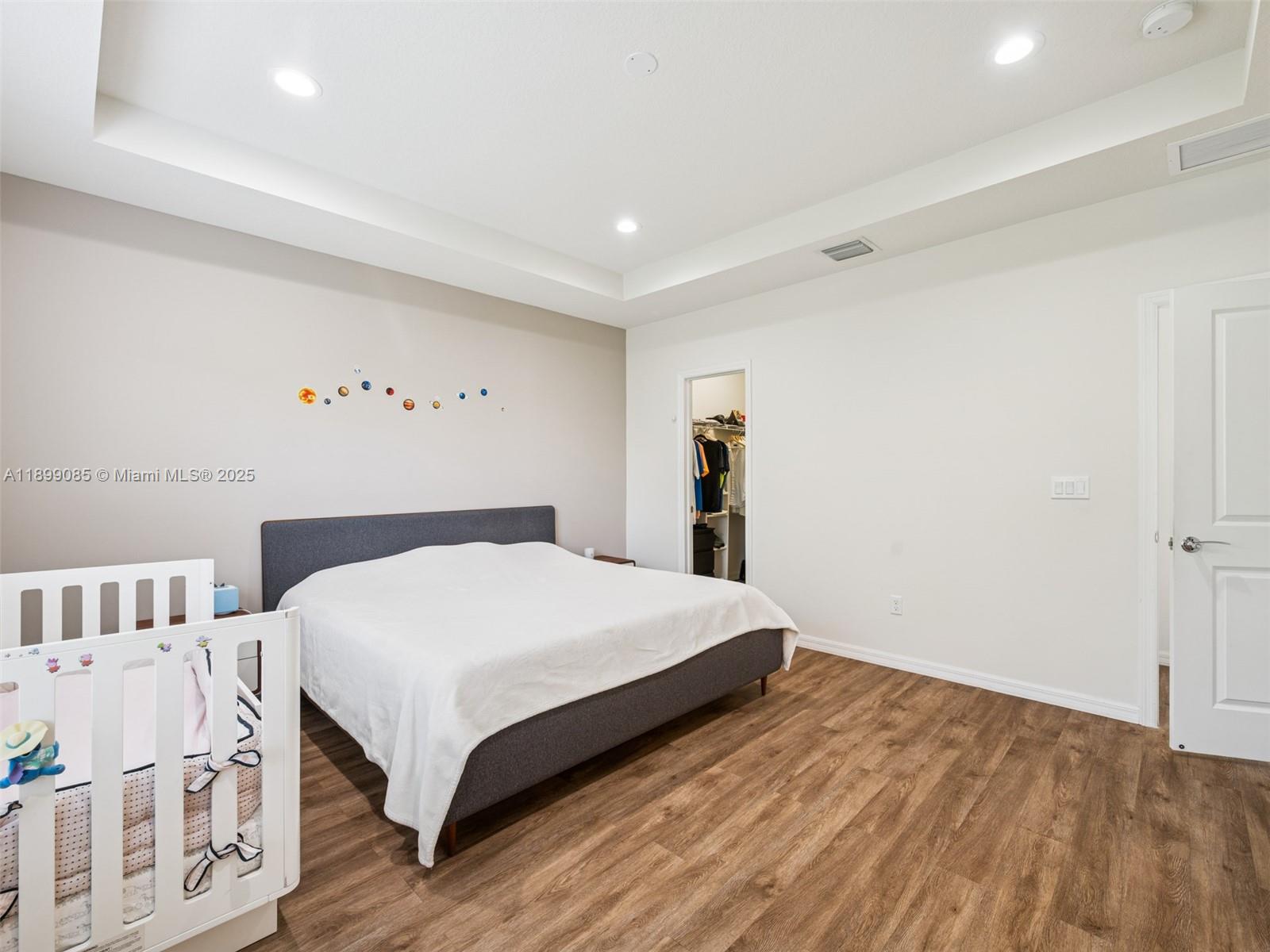 See details 4325 3 / 3 2423 sq. ft. $ 2025-10-20 0 Photo