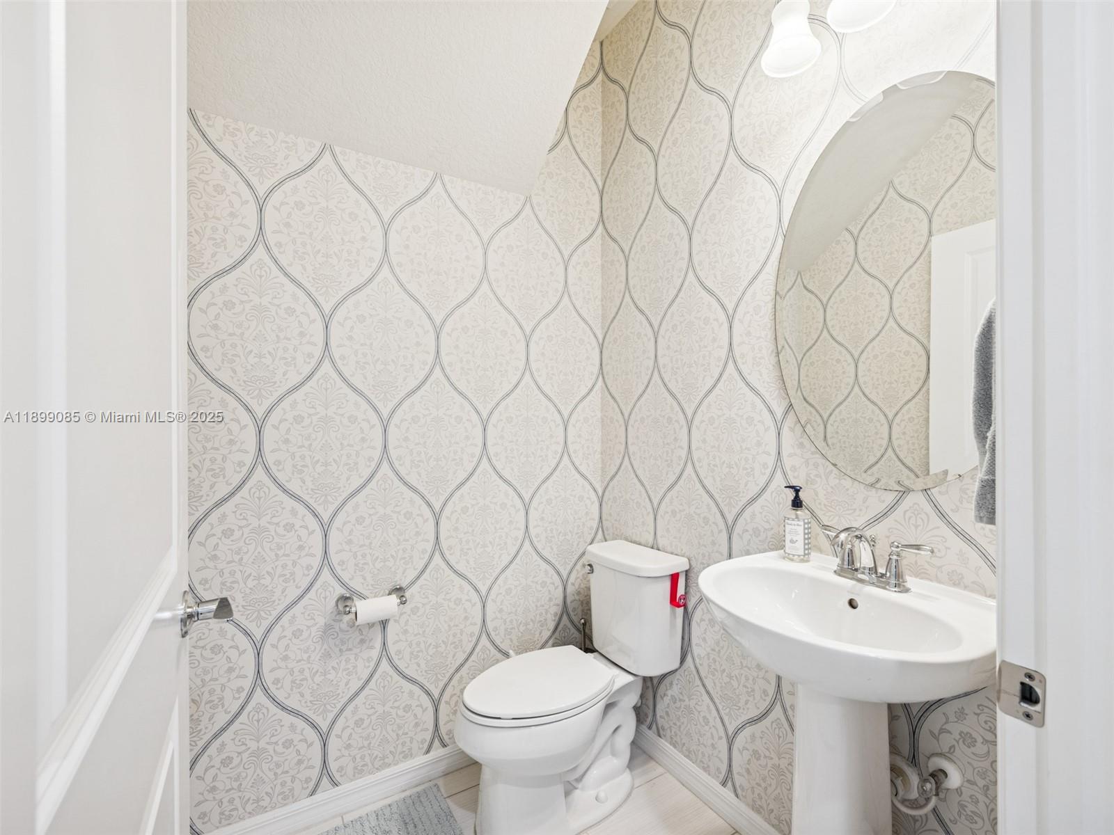 See details 4325 3 / 3 2423 sq. ft. $ 2025-10-20 0 Photo