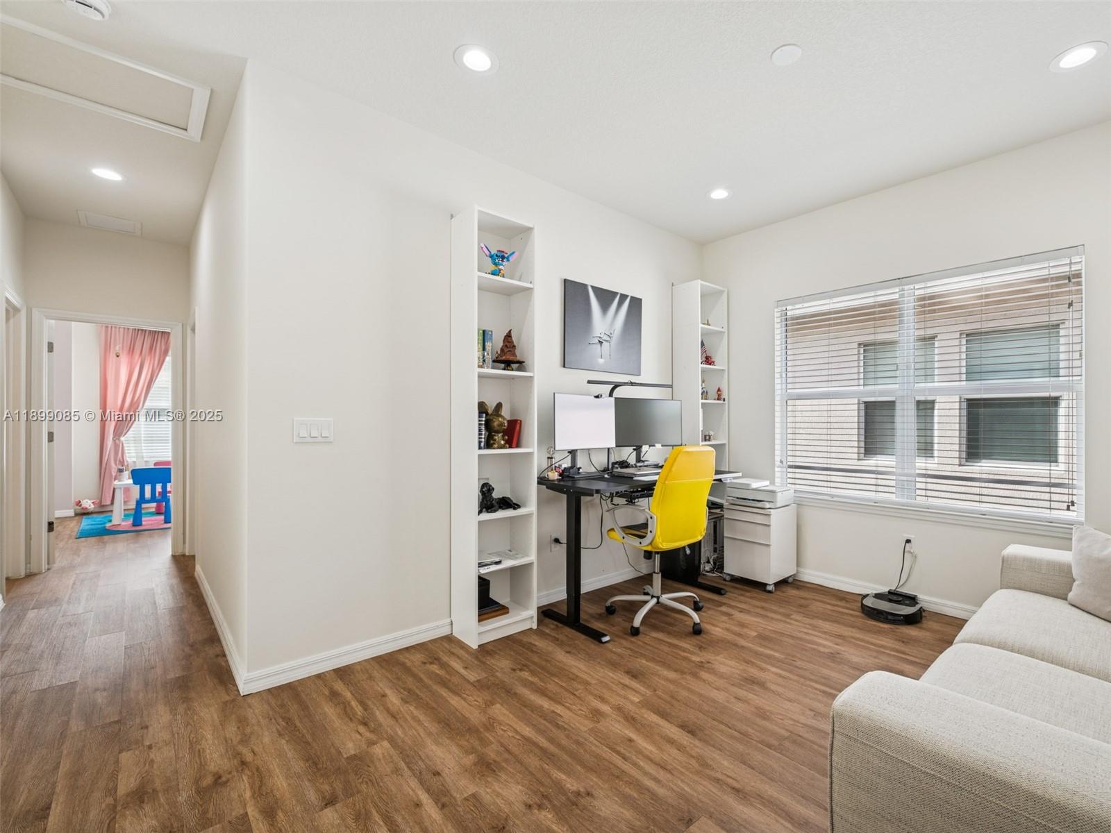 See details 4325 3 / 3 2423 sq. ft. $ 2025-10-20 0 Photo