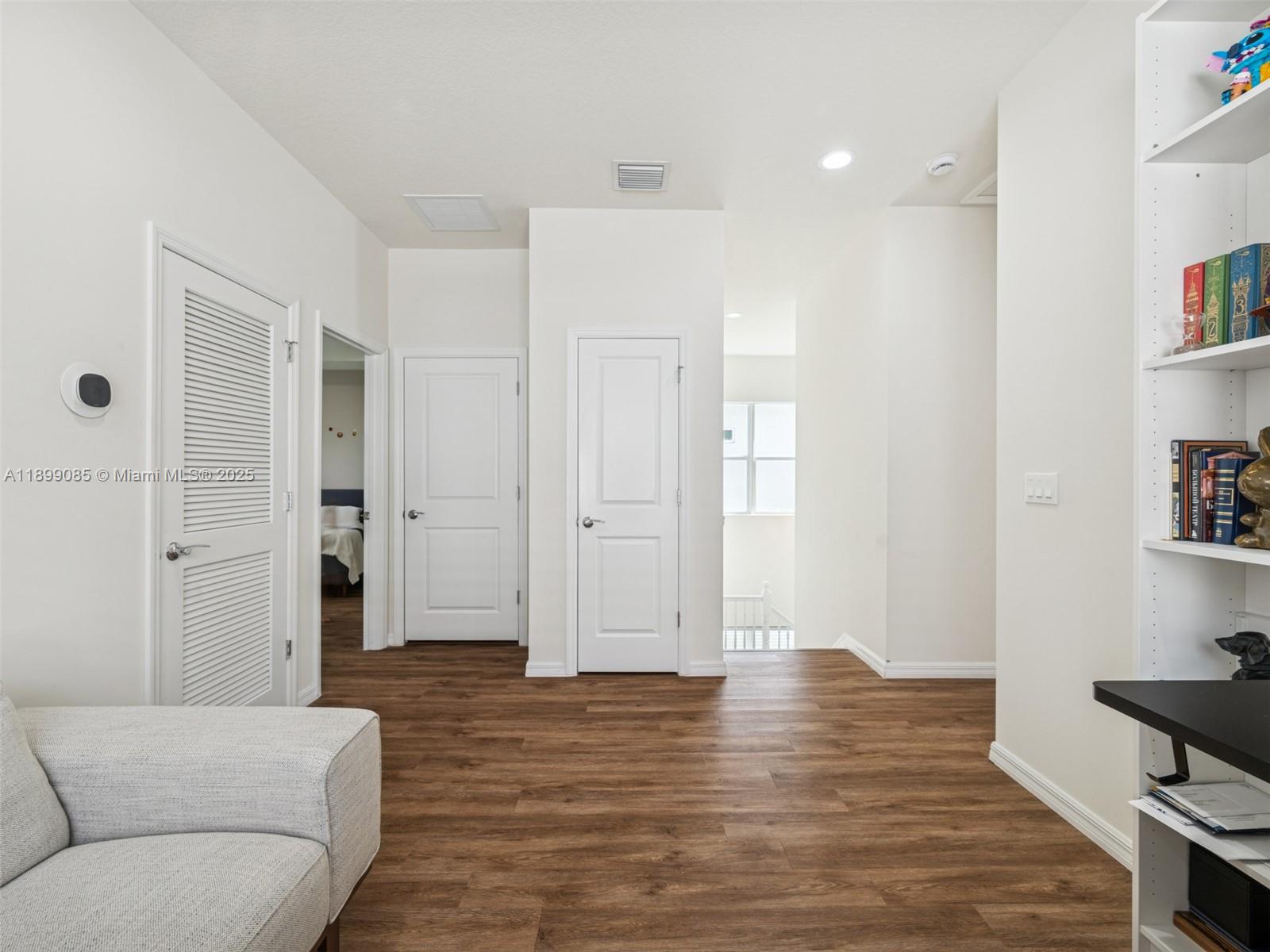 See details 4325 3 / 3 2423 sq. ft. $ 2025-10-20 0 Photo