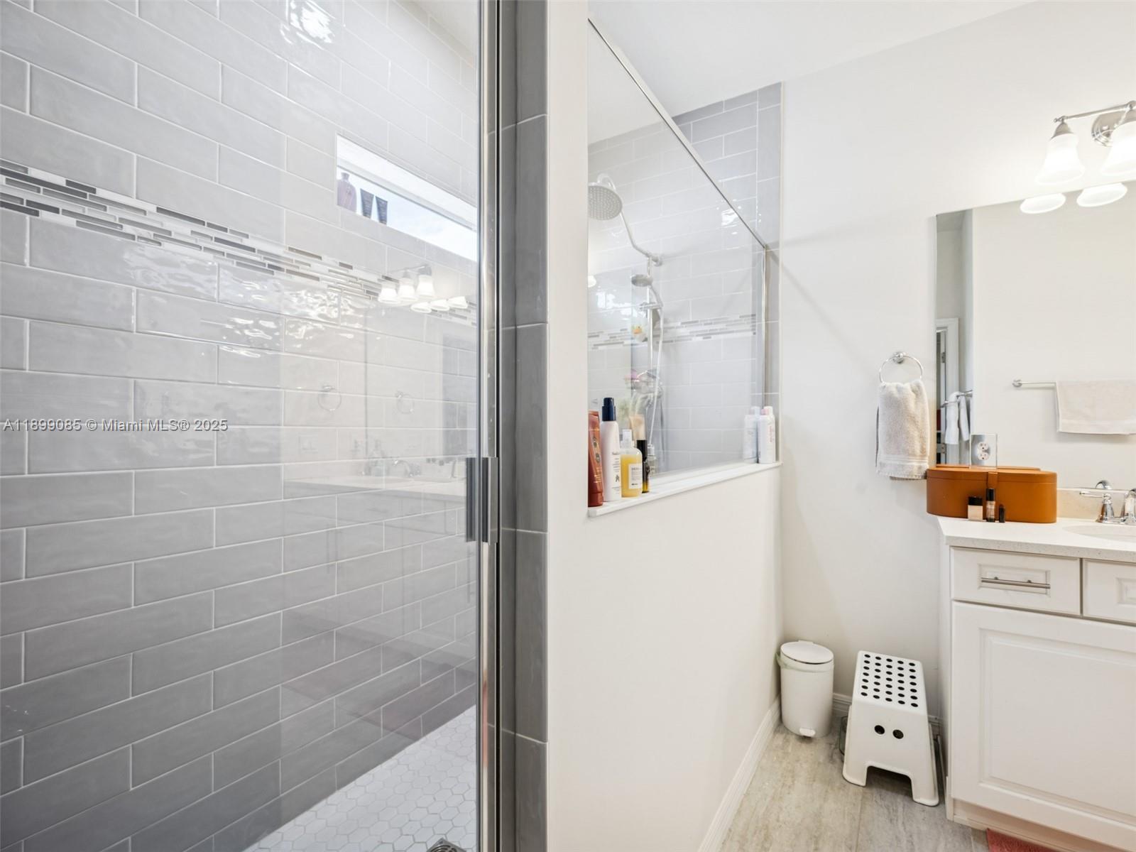 See details 4325 3 / 3 2423 sq. ft. $ 2025-10-20 0 Photo