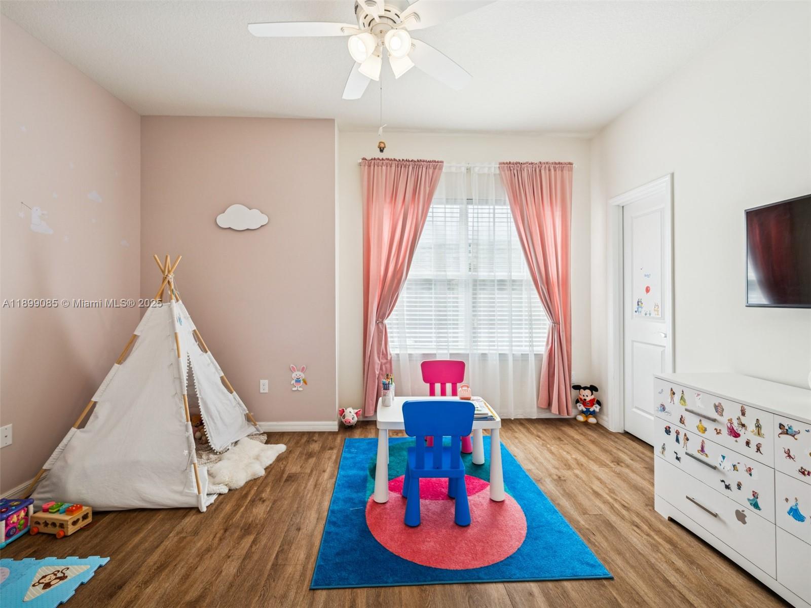 See details 4325 3 / 3 2423 sq. ft. $ 2025-10-20 0 Photo