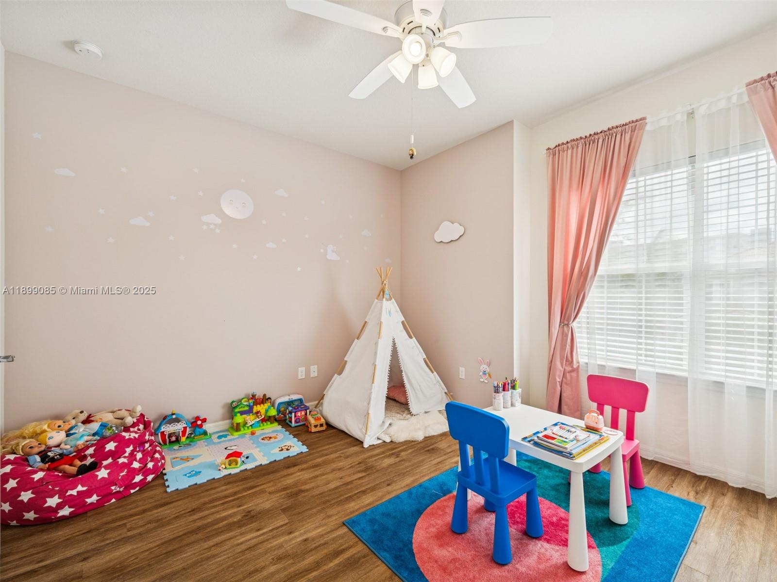 See details 4325 3 / 3 2423 sq. ft. $ 2025-10-20 0 Photo