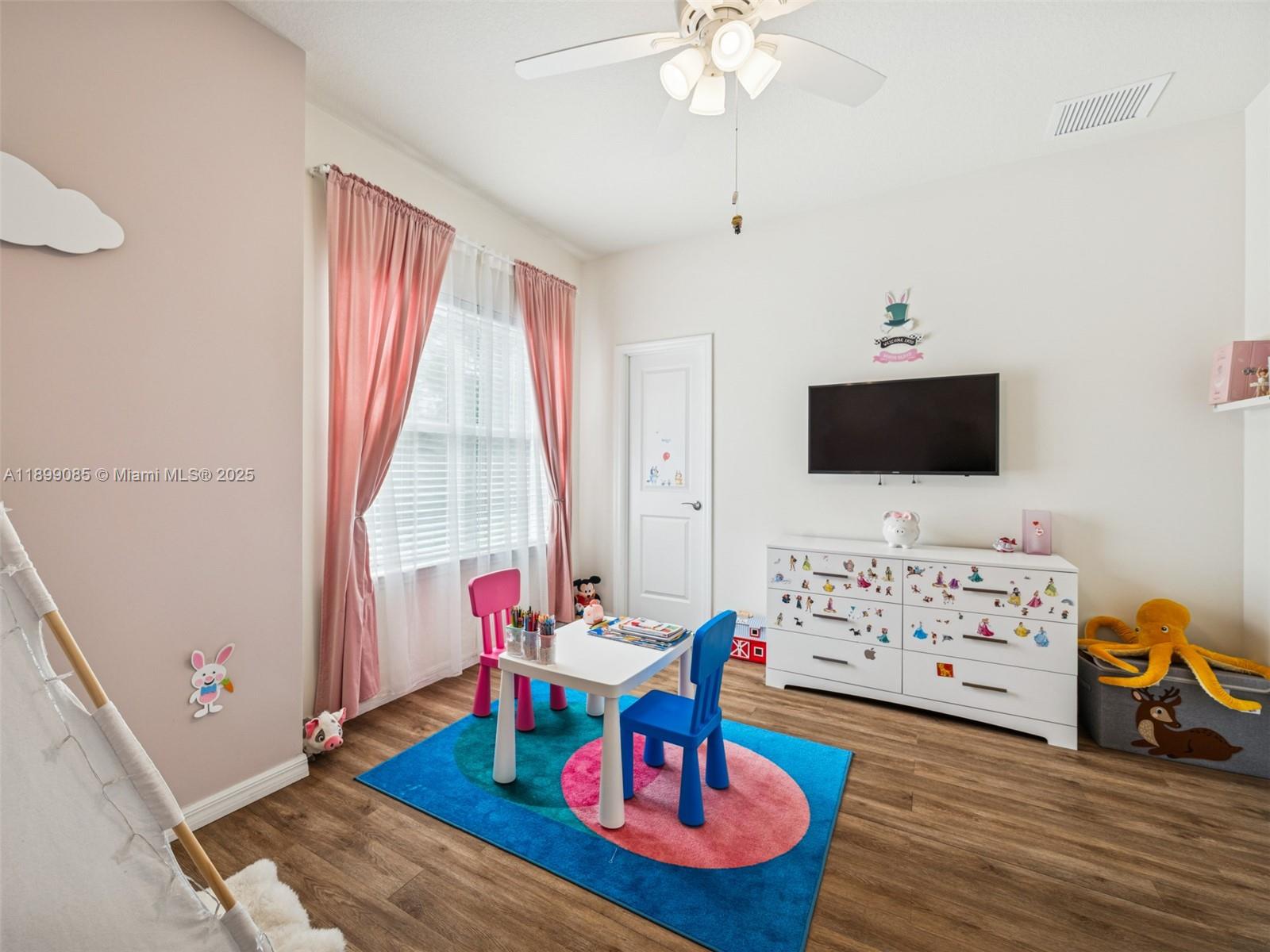 See details 4325 3 / 3 2423 sq. ft. $ 2025-10-20 0 Photo