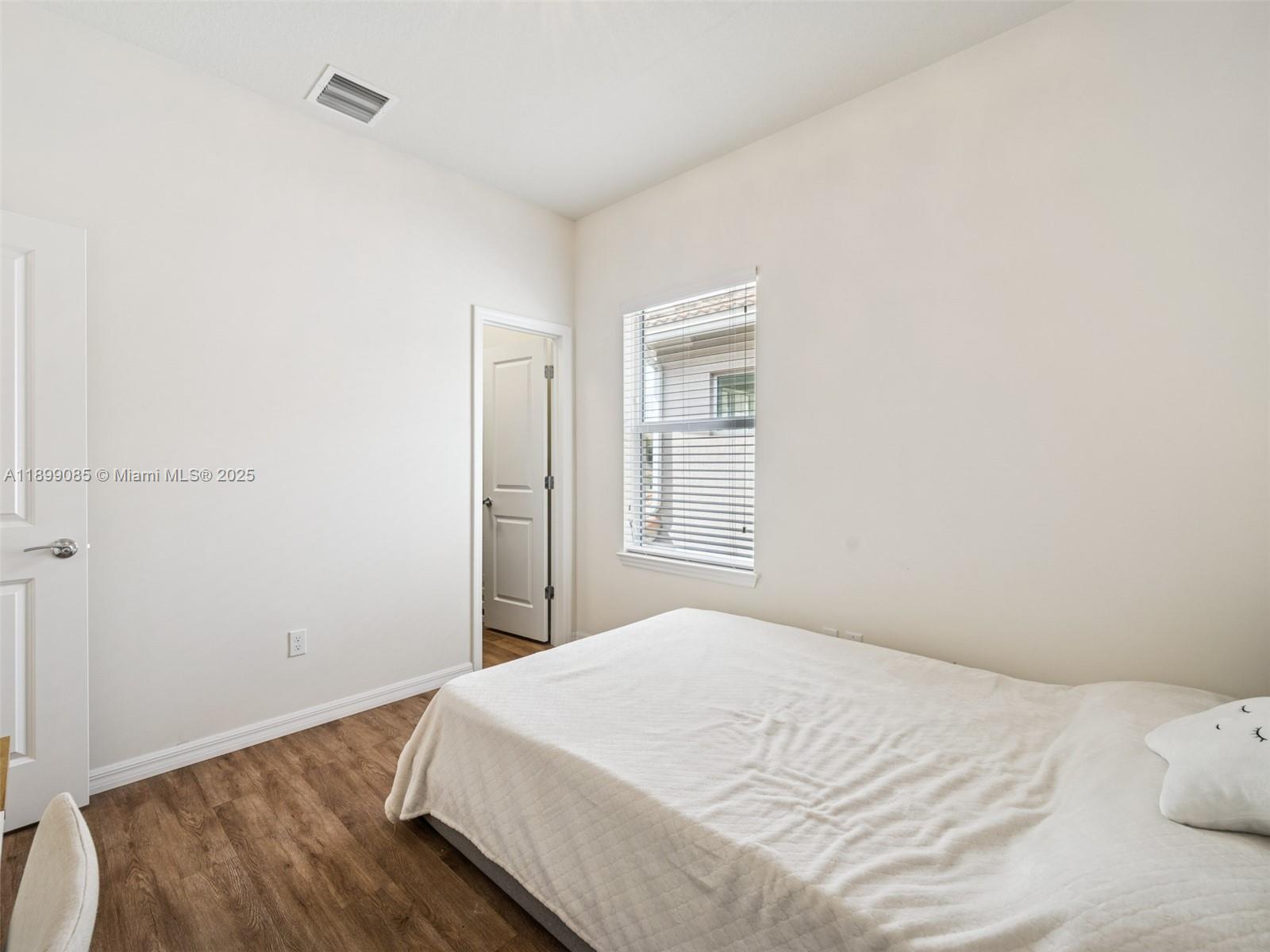 See details 4325 3 / 3 2423 sq. ft. $ 2025-10-20 0 Photo