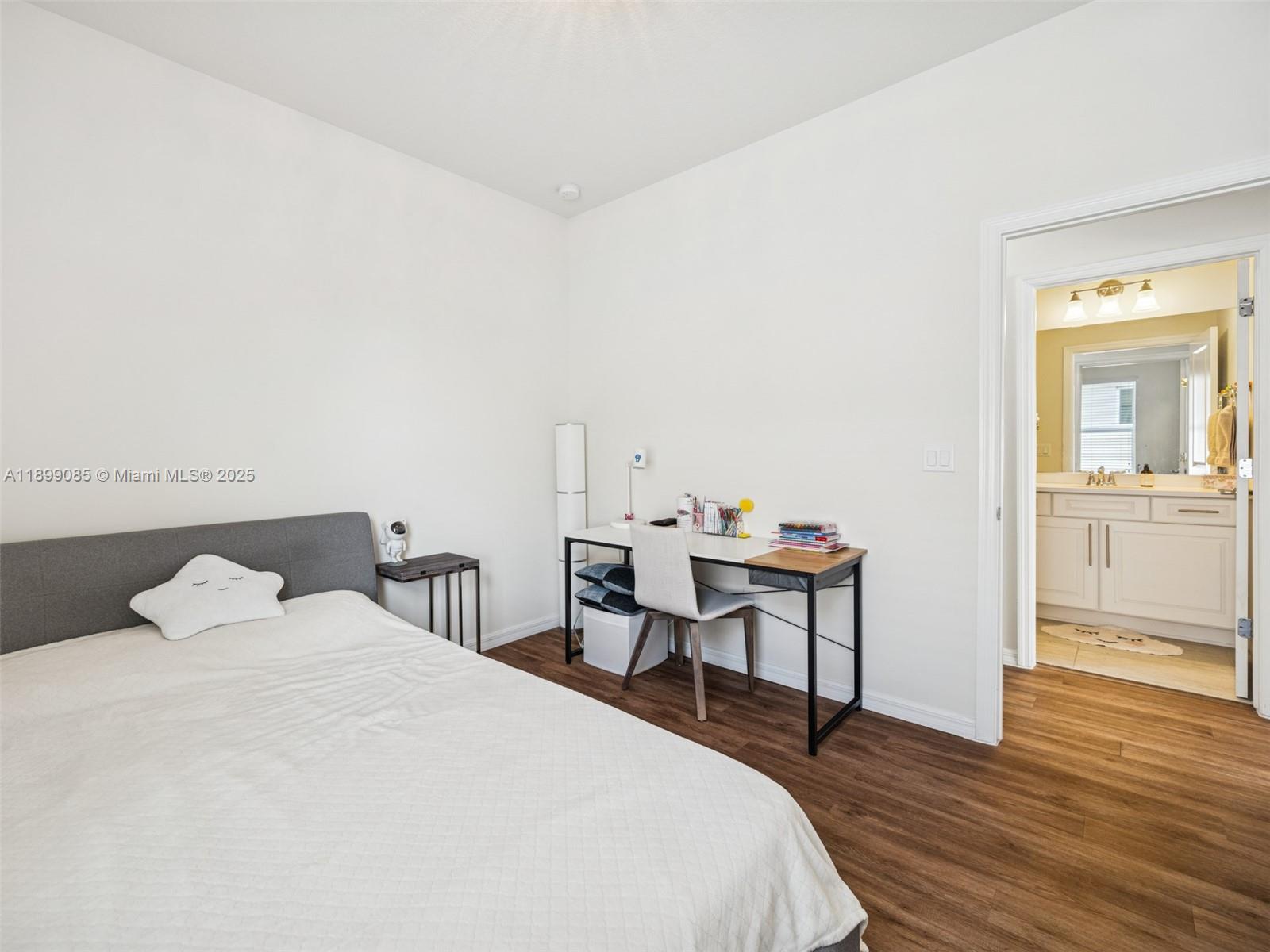 See details 4325 3 / 3 2423 sq. ft. $ 2025-10-20 0 Photo