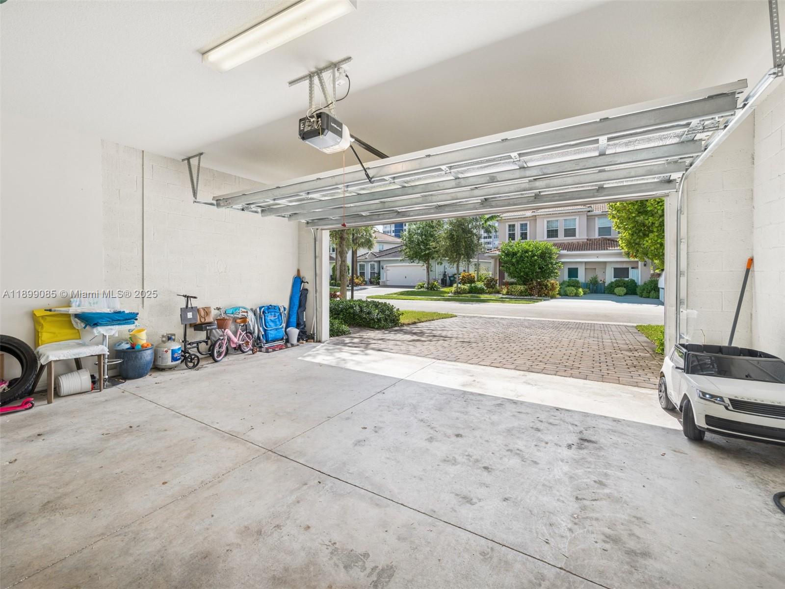 See details 4325 3 / 3 2423 sq. ft. $ 2025-10-20 0 Photo