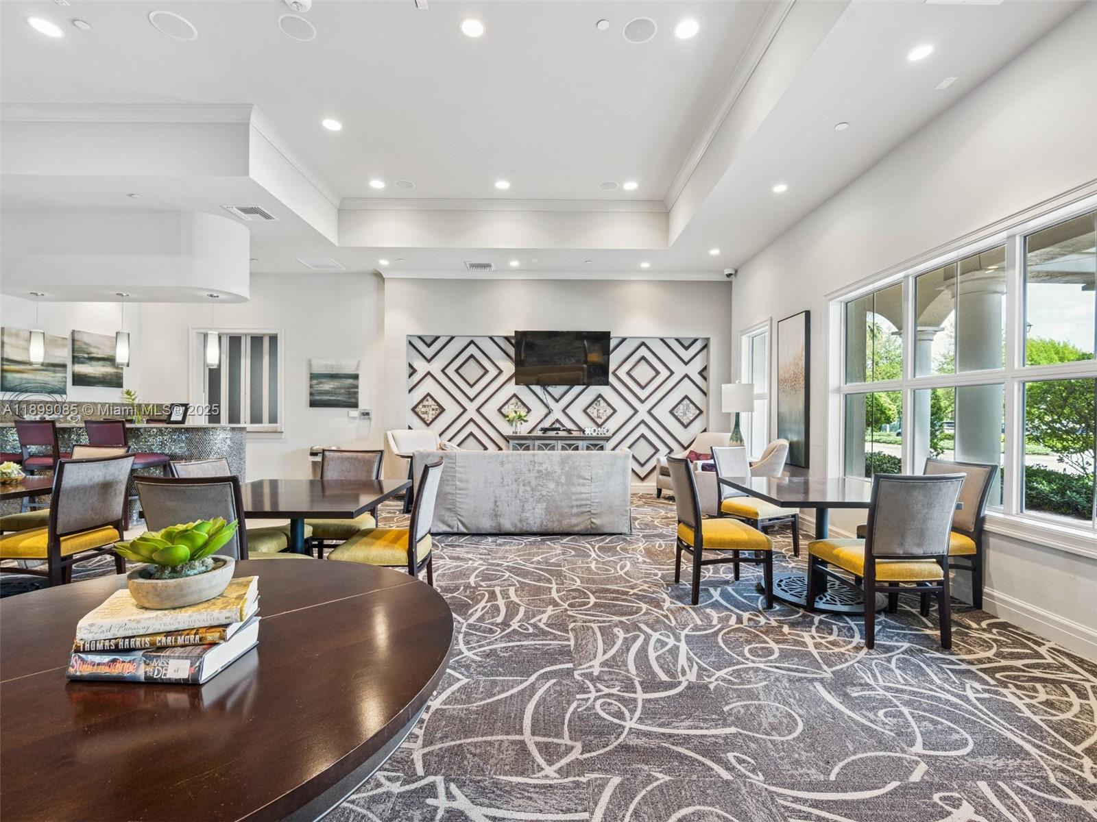 See details 4325 3 / 3 2423 sq. ft. $ 2025-10-20 0 Photo