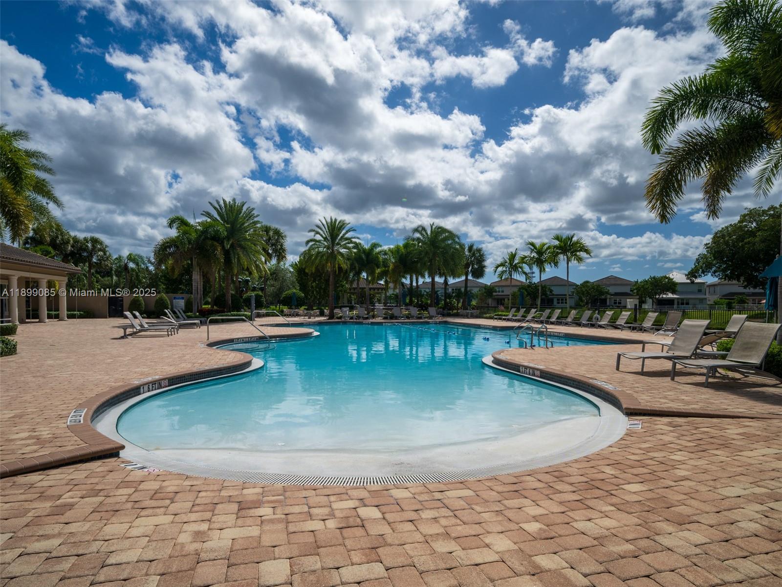 See details 4325 3 / 3 2423 sq. ft. $ 2025-10-20 0 Photo