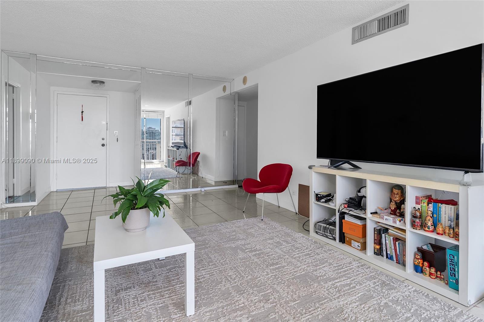 See details 2115 1 / 2 943 sq. ft. $ 2025-10-20 0 Photo