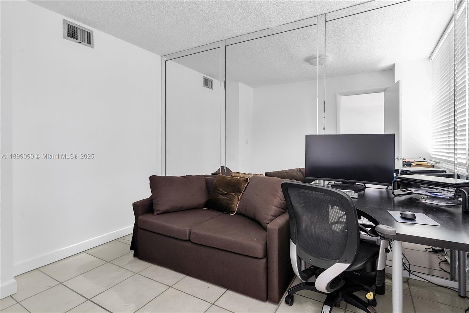See details 2115 1 / 2 943 sq. ft. $ 2025-10-20 0 Photo