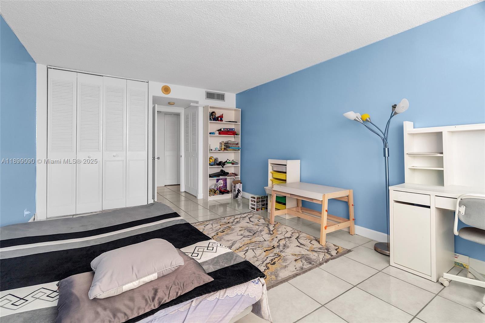 See details 2115 1 / 2 943 sq. ft. $ 2025-10-20 0 Photo