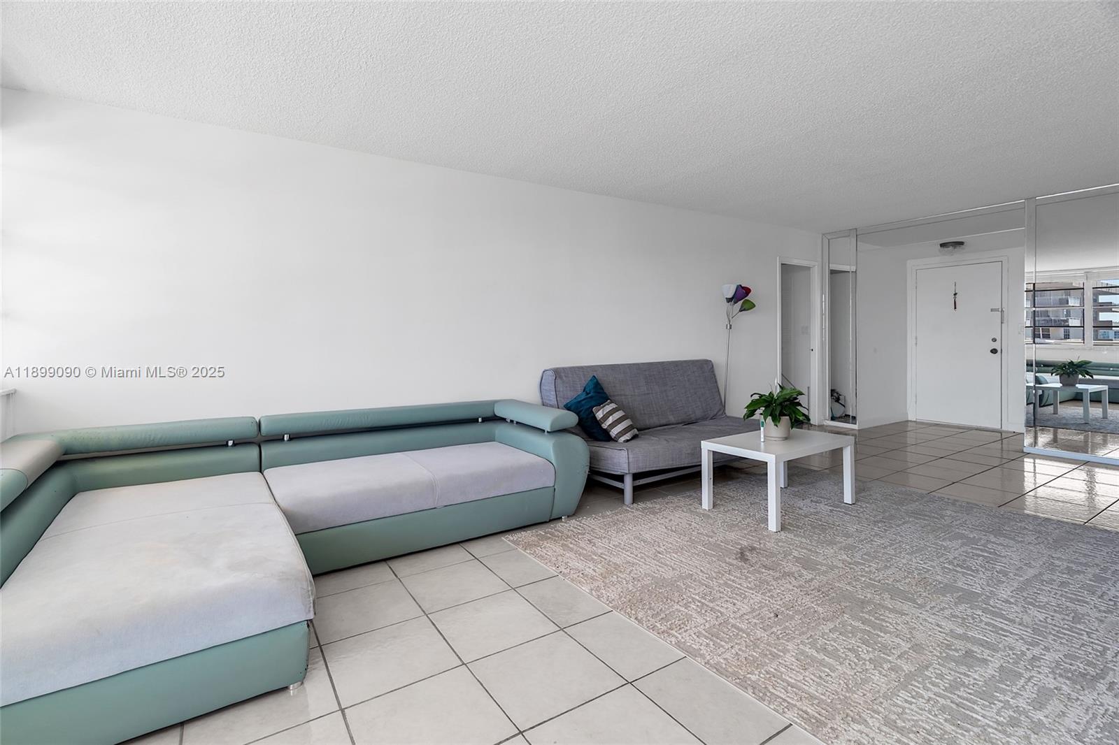 See details 2115 1 / 2 943 sq. ft. $ 2025-10-20 0 Photo