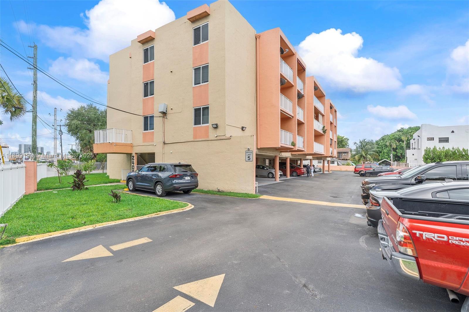 See details / 25899 sq. ft. $ 2025-10-20 0 Photo